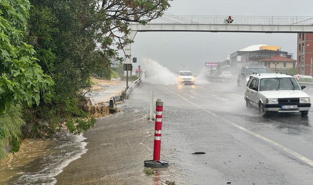 İstanbul'da, kuvvetli yağış trafikte aksamalara neden olurken Büyükçekmece'de yolda oluşan