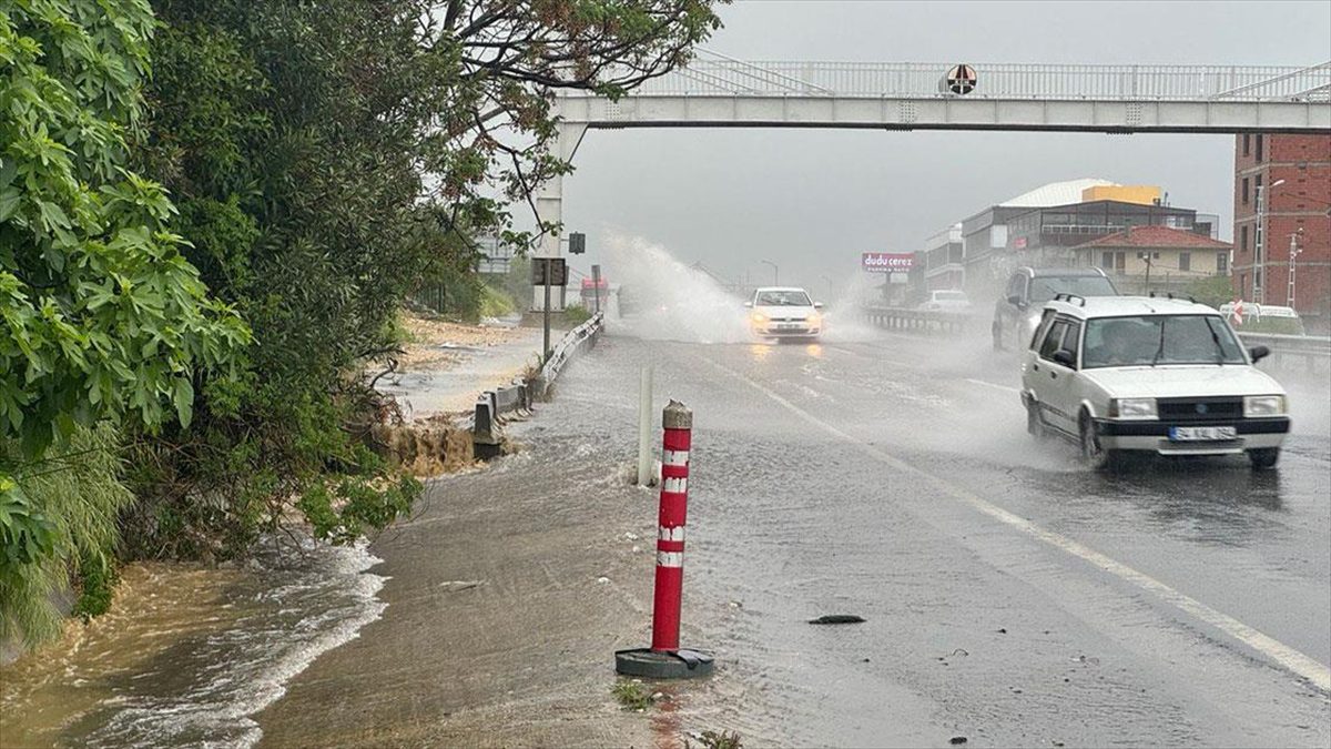 İstanbul'da, kuvvetli yağış trafikte aksamalara neden olurken Büyükçekmece'de yolda oluşan