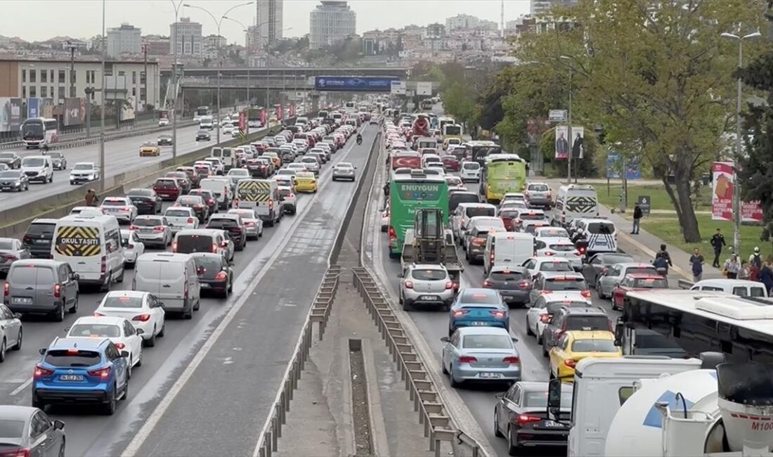 İstanbul'da, sabah saatlerinde hafif sağanakla birlikte bazı ana arter ve