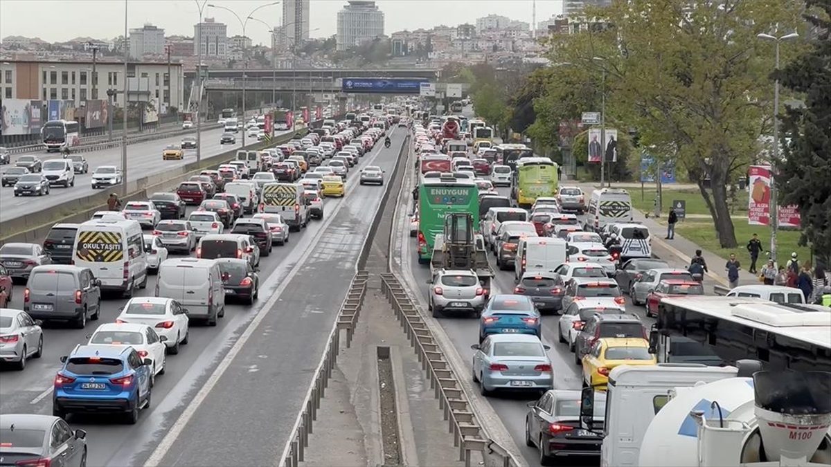 İstanbul'da, sabah saatlerinde hafif sağanakla birlikte bazı ana arter ve