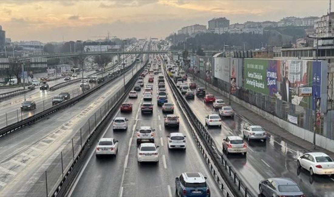 İSTANBUL (AA) – Kentin bazı bölgelerinde hafif şekilde etkili olan