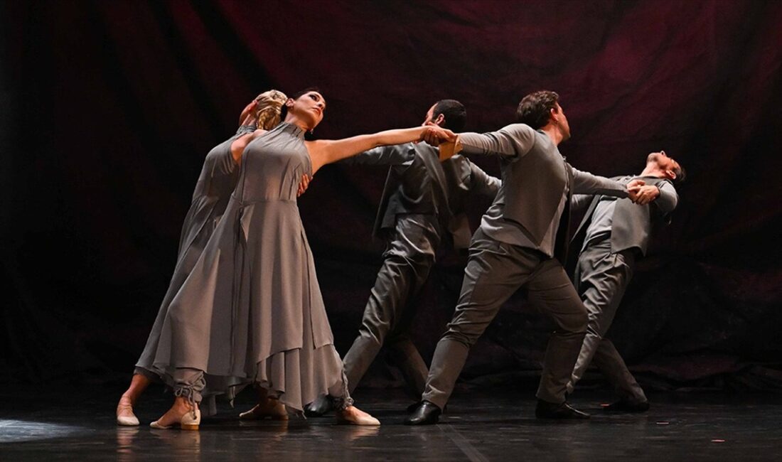 İzmir Devlet Opera ve Balesi (İZDOB) solist ve dansçıları, türkülerin