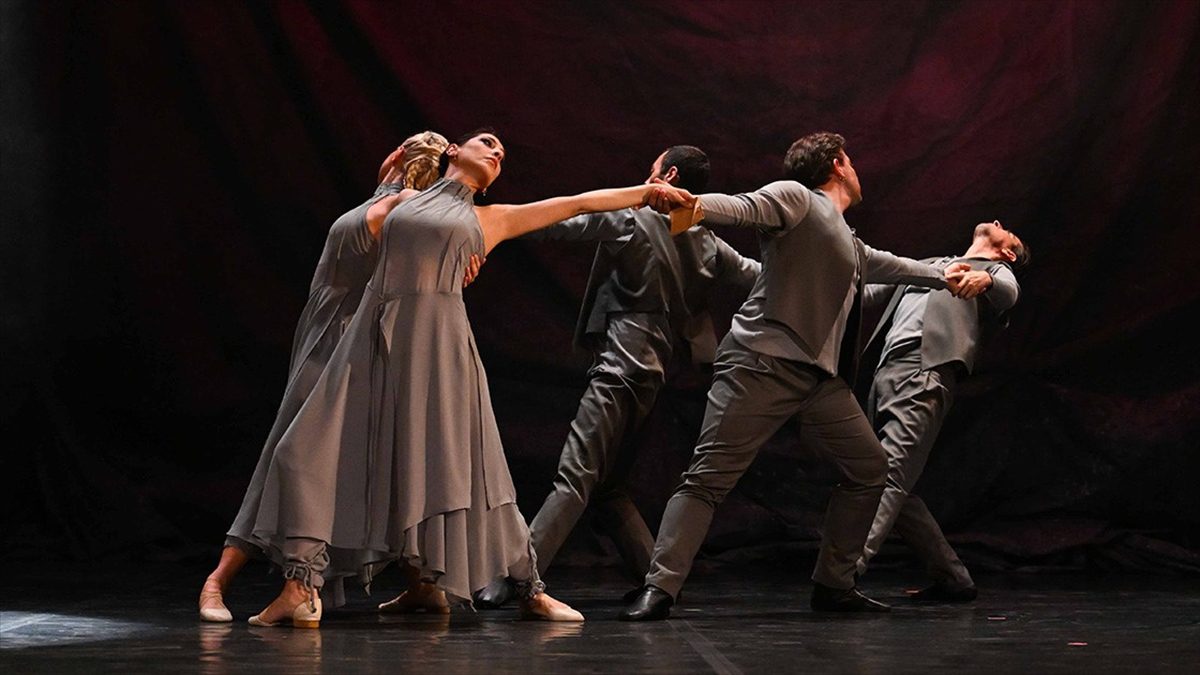 İzmir Devlet Opera ve Balesi (İZDOB) solist ve dansçıları, türkülerin