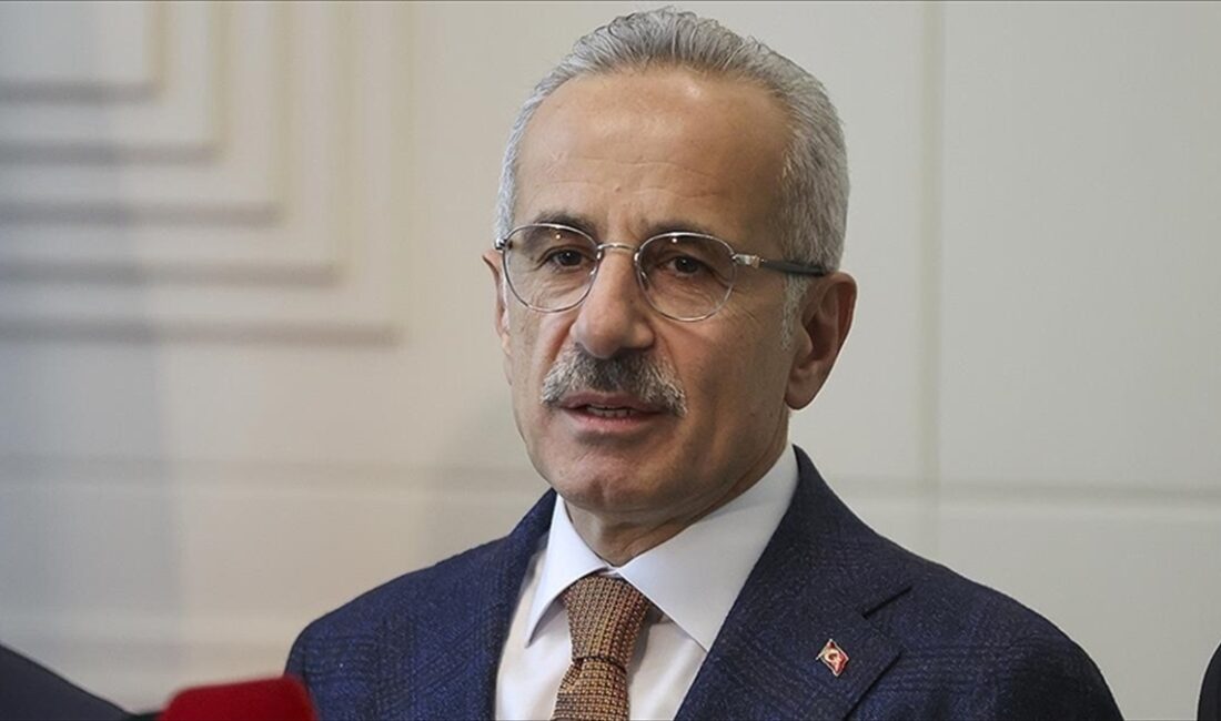 Ulaştırma ve Altyapı Bakanı Abdulkadir Uraloğlu, "Süveyş Kanalı'ndan 35 günde