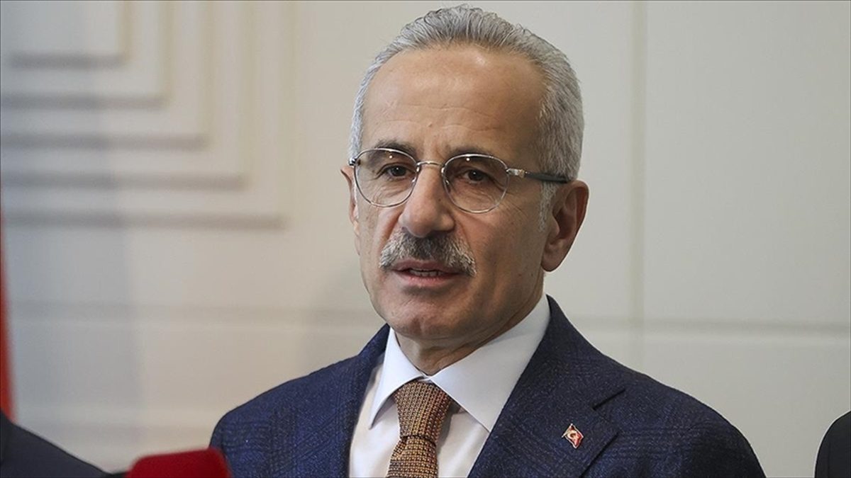 Ulaştırma ve Altyapı Bakanı Abdulkadir Uraloğlu, "Süveyş Kanalı'ndan 35 günde