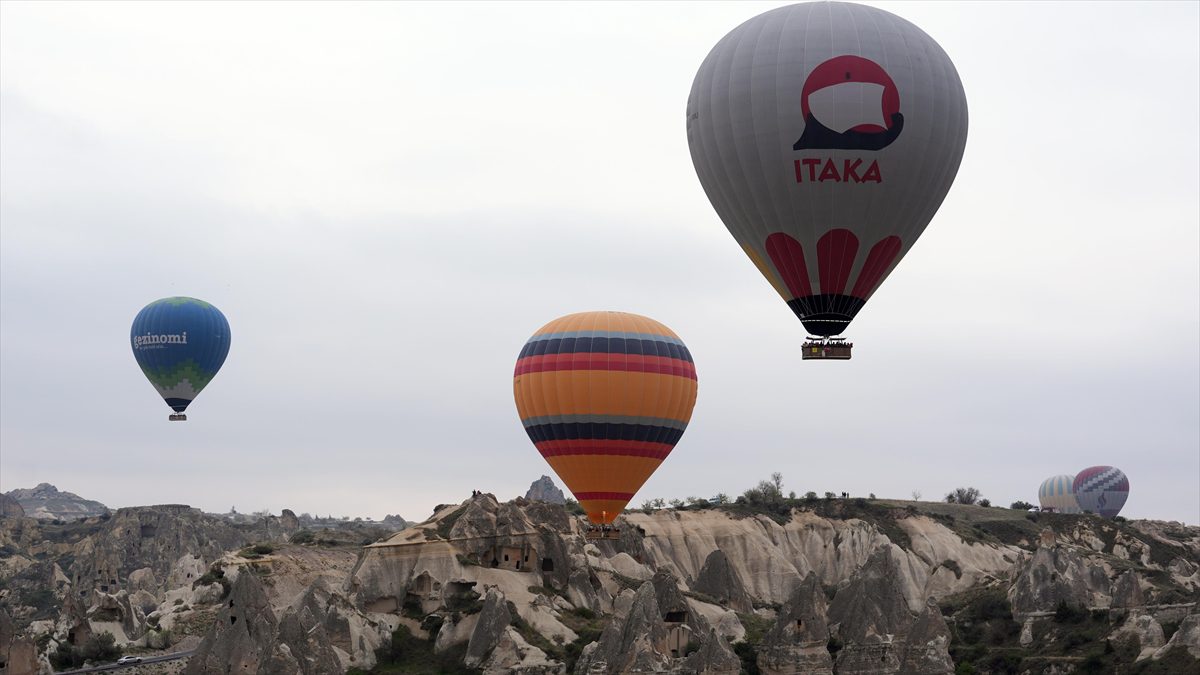 Kapadokya'da sıcak hava balon turları, bölgede etkili olan rüzgar nedeniyle