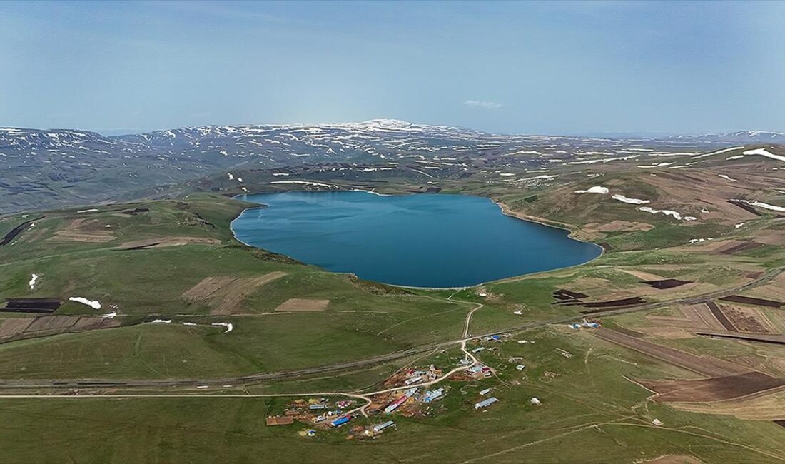 Kars'ın Susuz ilçesinde volkanik kayaçlar üzerinde bulunan ve kışın yüzeyi