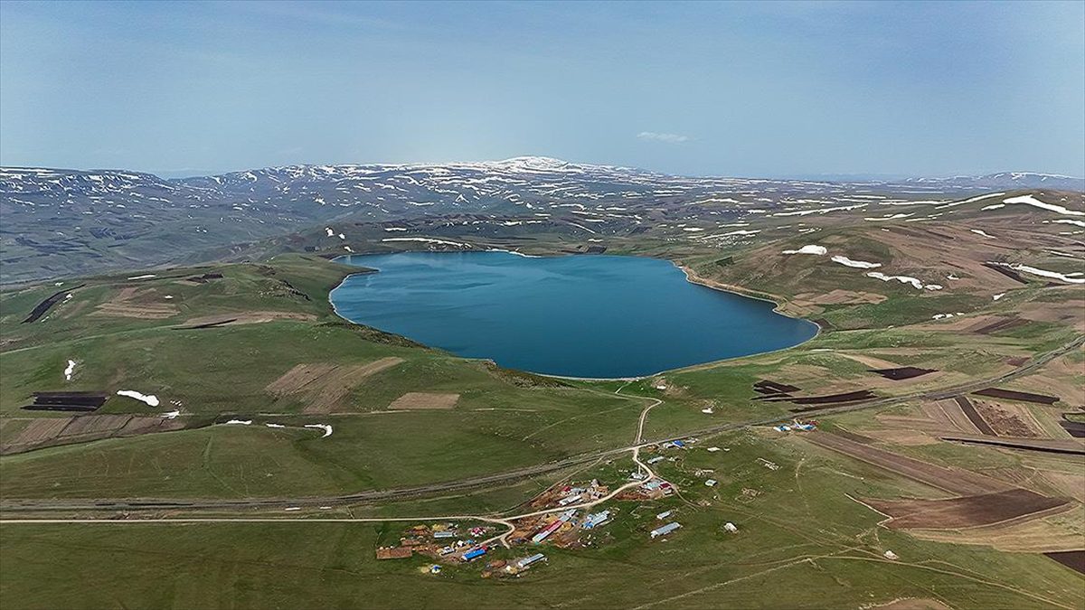 Kars'ın Susuz ilçesinde volkanik kayaçlar üzerinde bulunan ve kışın yüzeyi