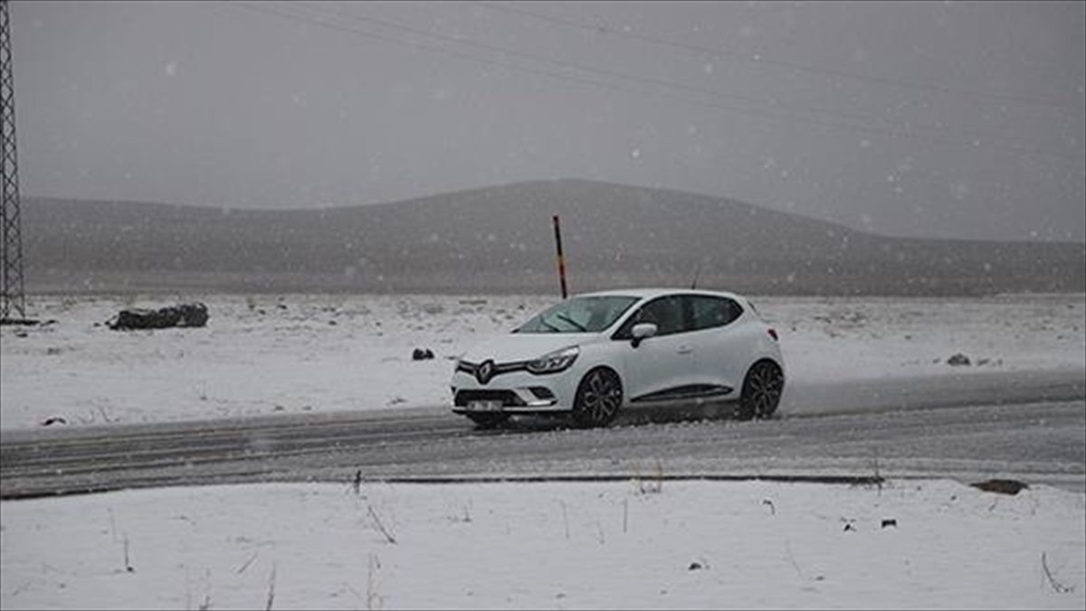 Kars'ta, nisan ayında da kar yağışı etkili olmaya devam ediyor.