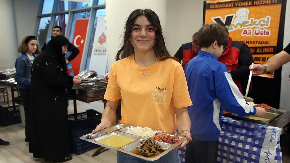 Kastamonu'da 28 yaşındaki voleybol antrenörü Saliha Destireci, özel bireylere verilen