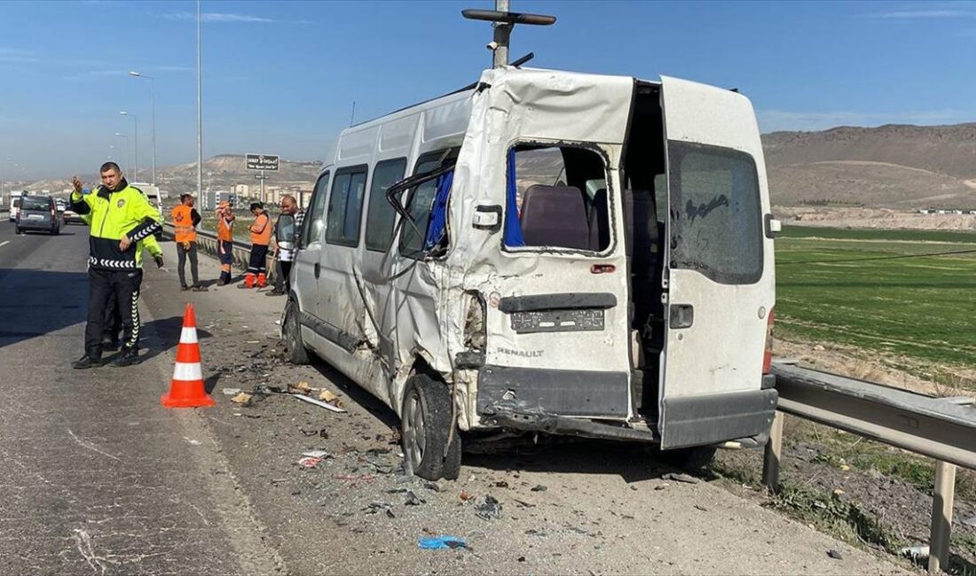 Kayseri'de kamyon ve iki işçi servisinin karıştığı trafik kazasında 1'i