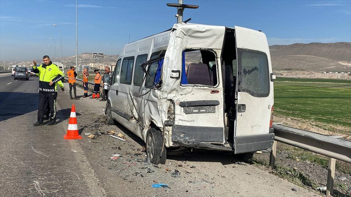 Kayseri'de kamyon ve iki işçi servisinin karıştığı trafik kazasında 1'i