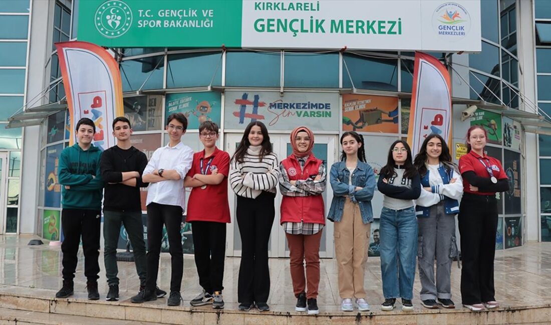 TEKNOFEST İzmir'de "Deneyap Makeathon Yarışması"nda birinci olan Kırklarelili öğrenciler, yeni