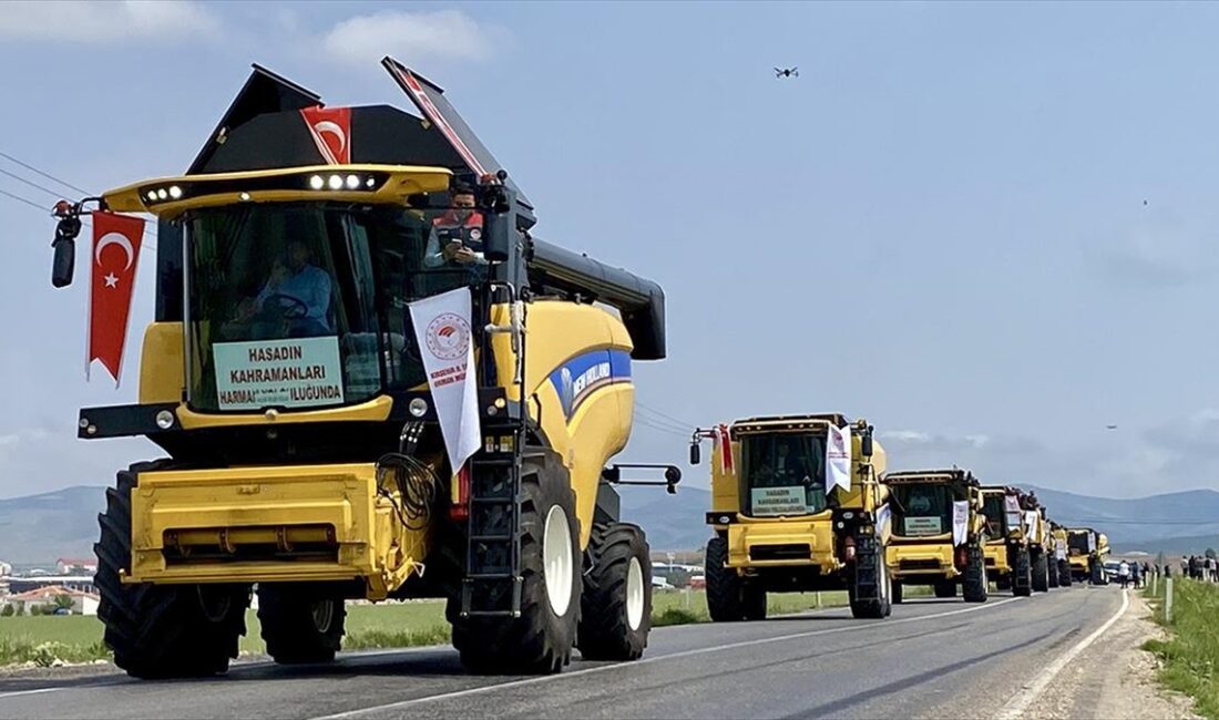 KIRŞEHİR (AA) – Hasat mevsimine hazırlanan ve Türk bayraklarıyla süslenen