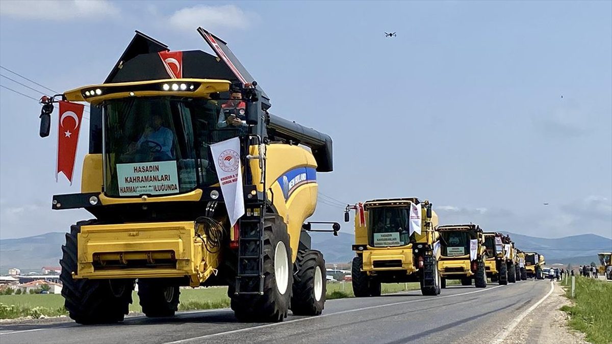 KIRŞEHİR (AA) – Hasat mevsimine hazırlanan ve Türk bayraklarıyla süslenen