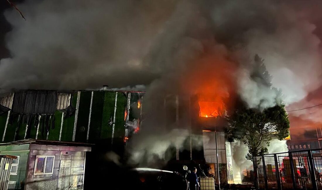 Kocaeli'nin Gebze ilçesinde geri dönüşüm deposunda çıkan yangın, itfaiye ekiplerince