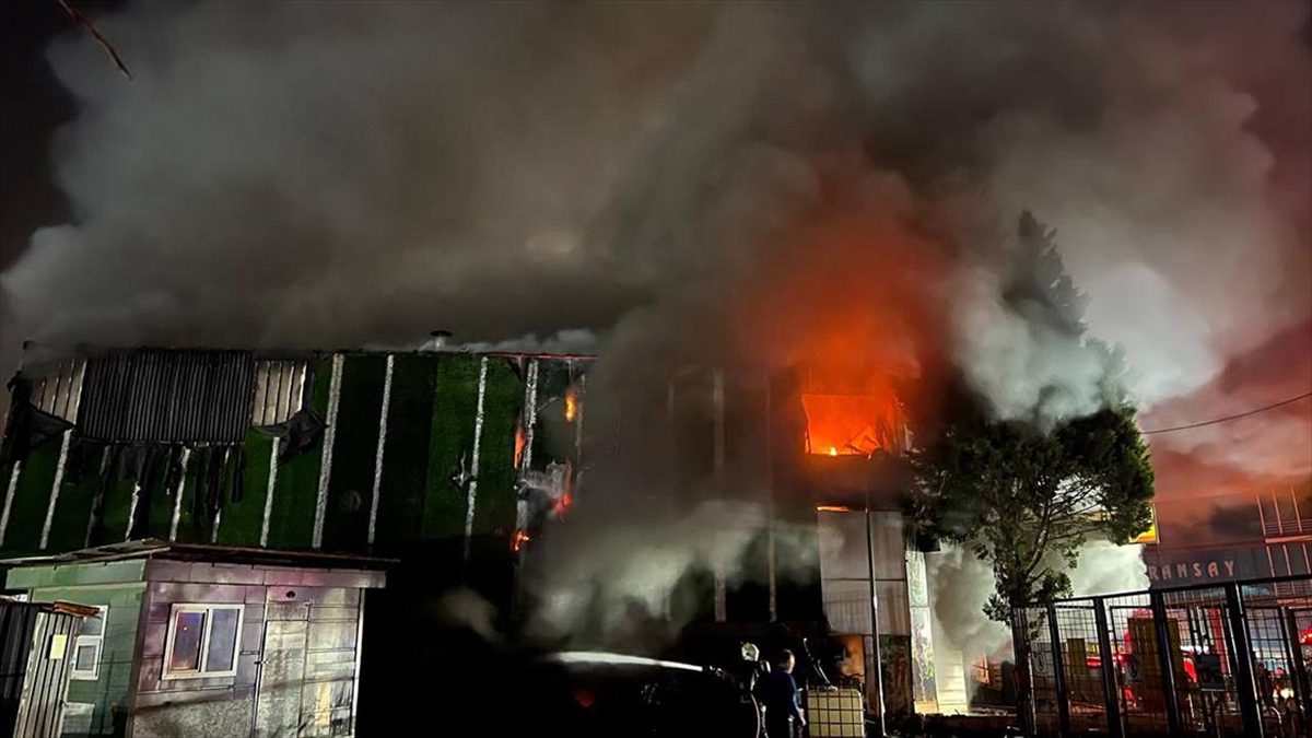 Kocaeli'nin Gebze ilçesinde geri dönüşüm deposunda çıkan yangın, itfaiye ekiplerince