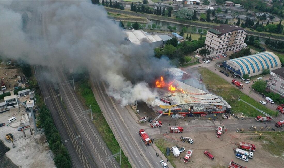 Kocaeli'nin İzmit ilçesinde bir marketin deposunda çıkan yangına itfaiye ekipleri