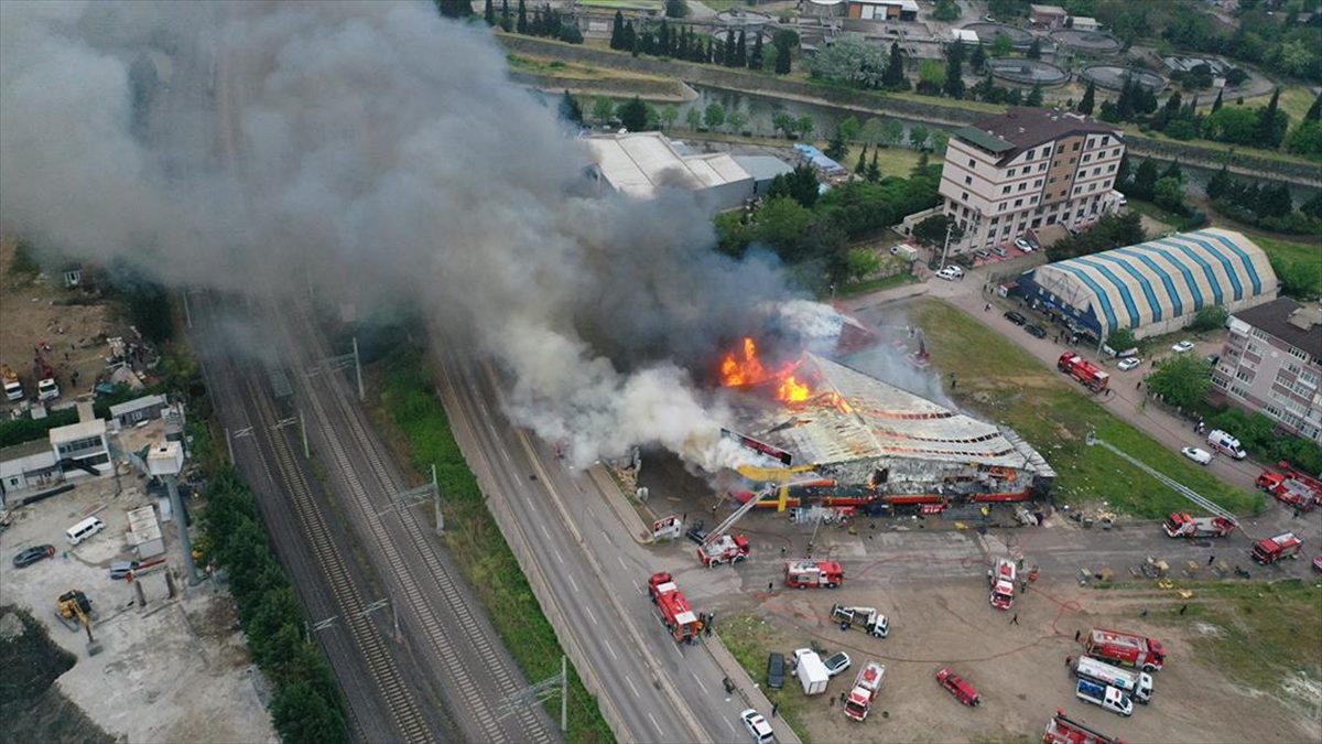 Kocaeli'nin İzmit ilçesinde bir marketin deposunda çıkan yangına itfaiye ekipleri