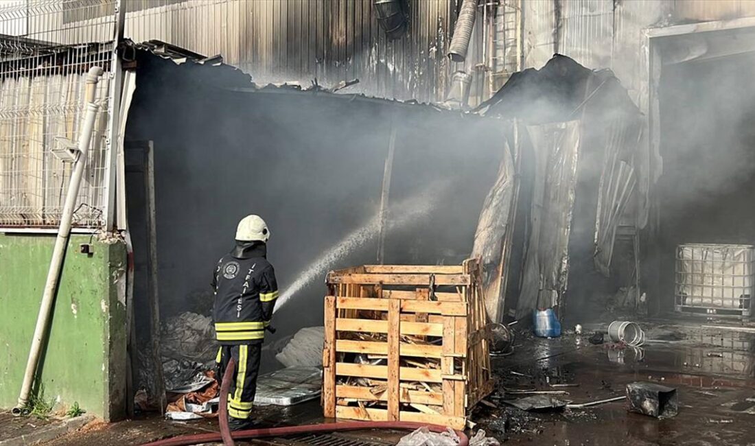 Kocaeli'nin Çayırova ilçesinde plastik su tankı imalatı yapılan fabrikada çıkan