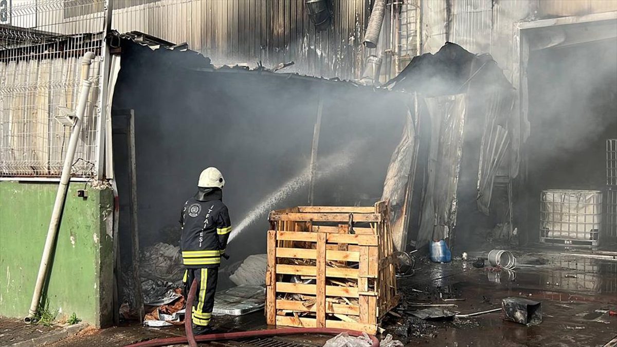 Kocaeli'nin Çayırova ilçesinde plastik su tankı imalatı yapılan fabrikada çıkan