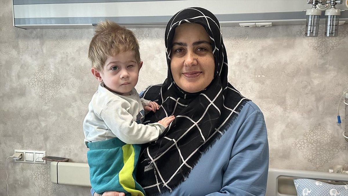 Adana'da yaşayan ailenin ikiz çocuklarından 1,5 yaşındaki Miraç'ın şah damarı