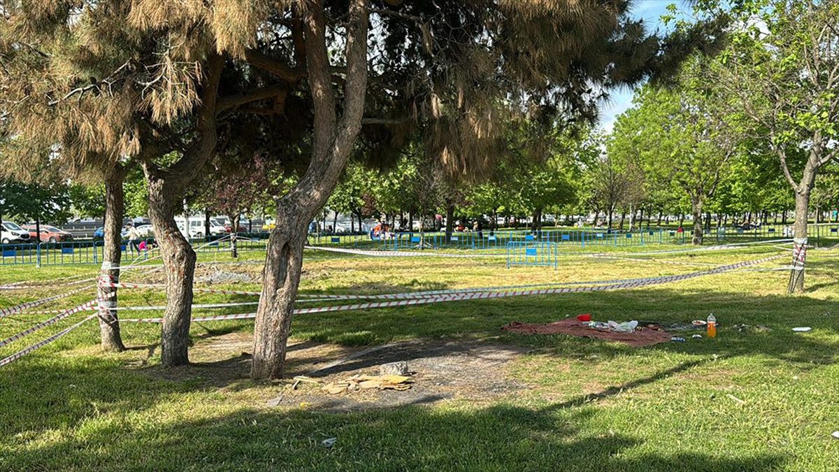 Küçükçekmece'deki İstanbul Büyükşehir Belediyesi (İBB) ekiplerince sahil parkında yapılan kazı