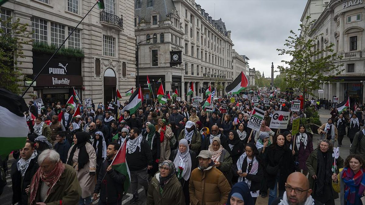 LONDRA (AA) – Başkentteki parlamento binasının önünde başlayan yürüyüşe, sivil