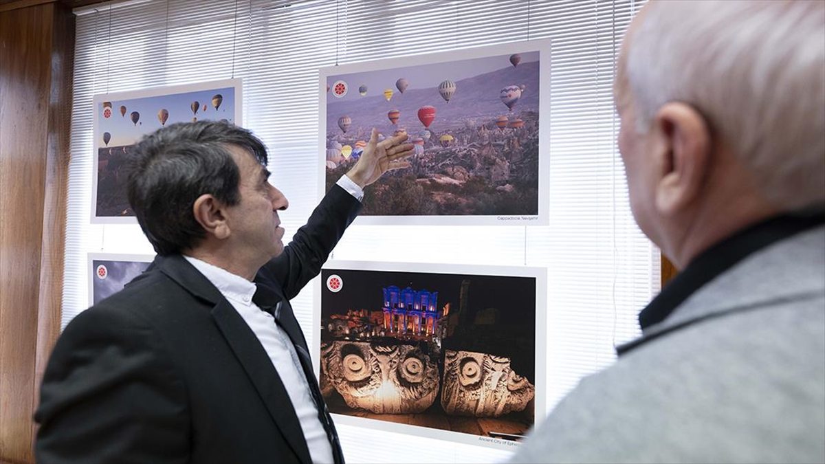 Türkiye'nin tarihi ve doğal güzelliklerini gösteren 40 fotoğrafın yer aldığı