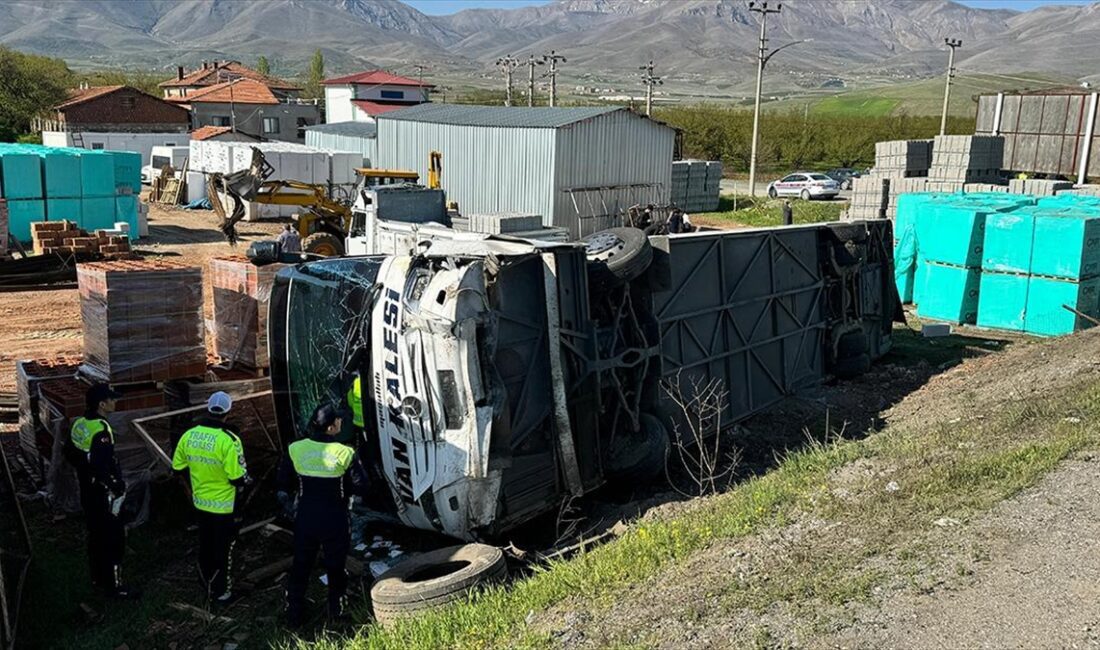 Malatya'da otomobille otobüsün çarpışması sonucu biri ağır 22 kişi yaralandı.