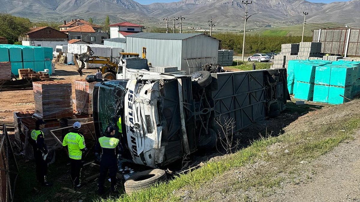 Malatya'da otomobille otobüsün çarpışması sonucu biri ağır 22 kişi yaralandı.