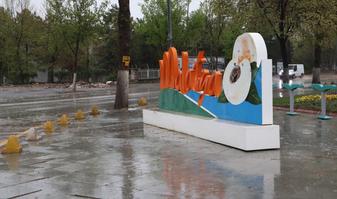 Malatya'da sağanak nedeniyle bazı cadde ve sokaklarda su birikintisi oluştu.