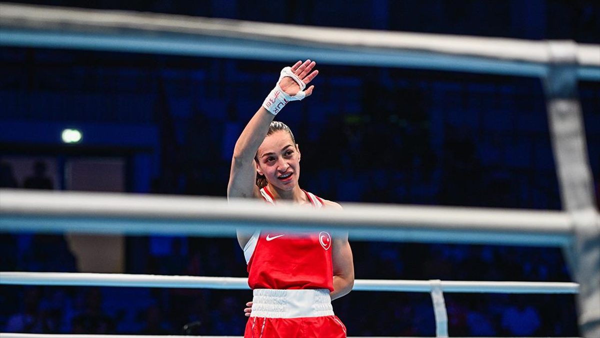 Sırbistan'da düzenlenen Avrupa Boks Şampiyonası'nda milli sporcu Buse Naz Çakıroğlu,