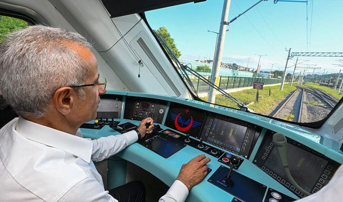 Ulaştırma ve Altyapı Bakanı Abdulkadir Uraloğlu, milli elektrikli trenin 3'üncü