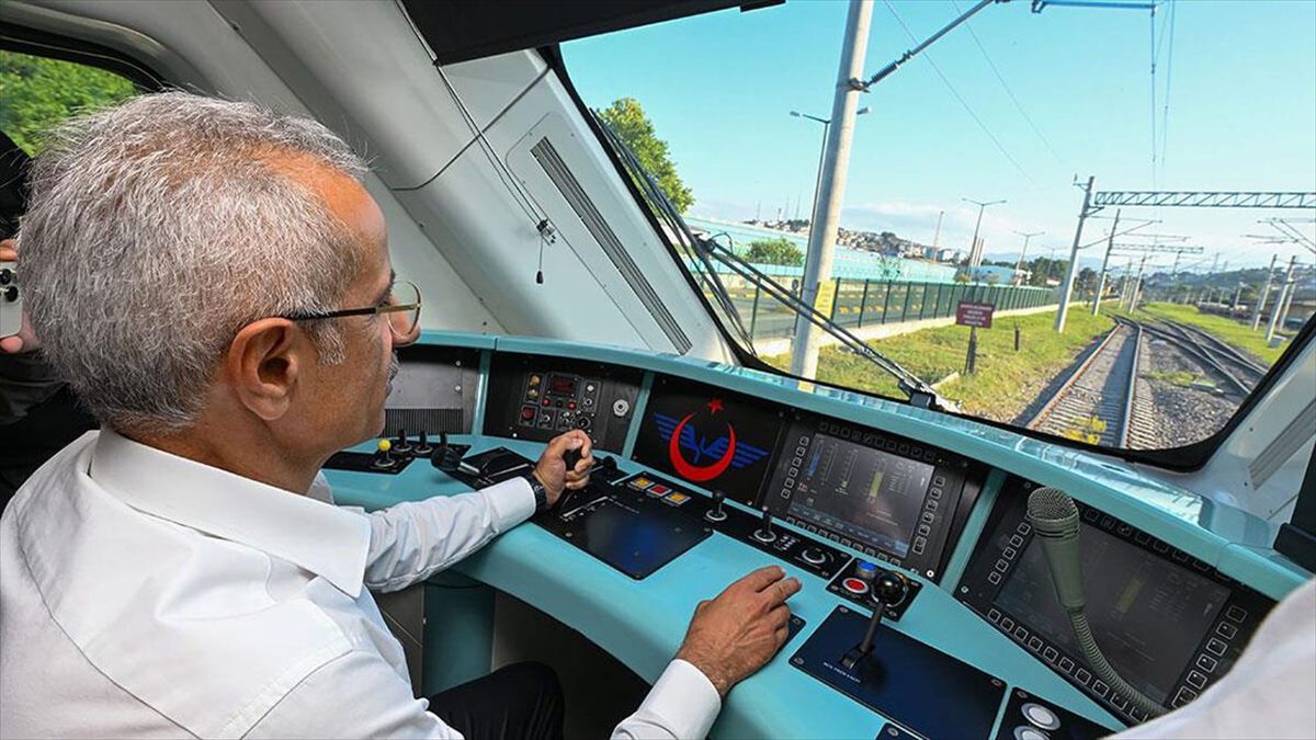 Ulaştırma ve Altyapı Bakanı Abdulkadir Uraloğlu, milli elektrikli trenin 3'üncü