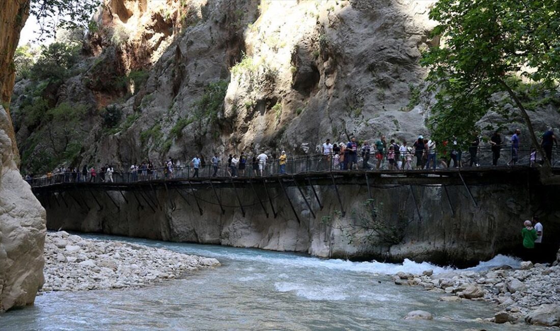 MUĞLA (AA) – Kanyona girmek isteyen tatilciler uzun kuyruklar oluşturdu.