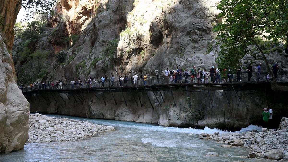 MUĞLA (AA) – Kanyona girmek isteyen tatilciler uzun kuyruklar oluşturdu.