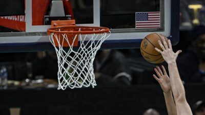 Amerikan Basketbol Ligi (NBA) play-off ilk turunda Phoenix Suns'ı 122-116
