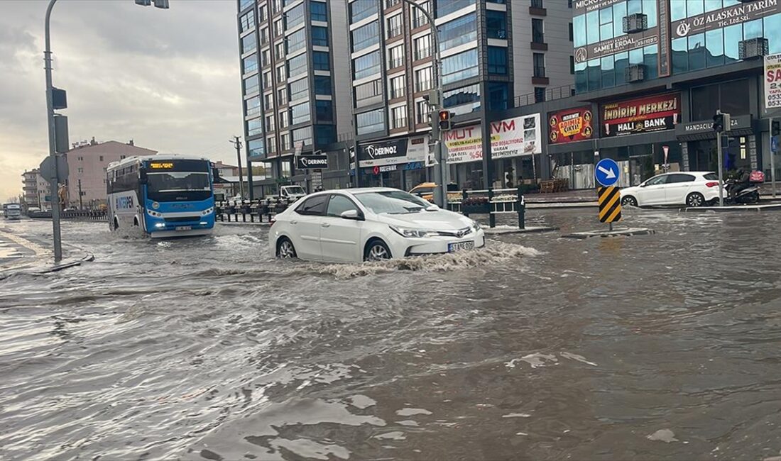 Niğde'de etkili olan dolu ve sağanak nedeniyle meydana gelen zincirleme