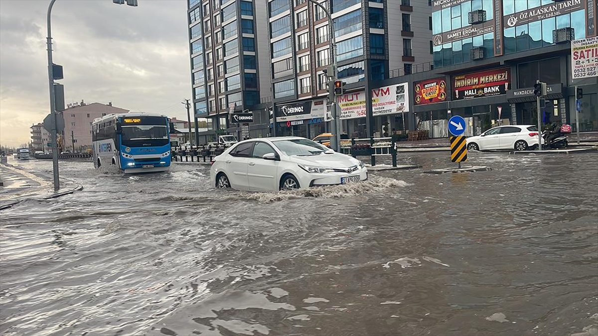 Niğde'de etkili olan dolu ve sağanak nedeniyle meydana gelen zincirleme