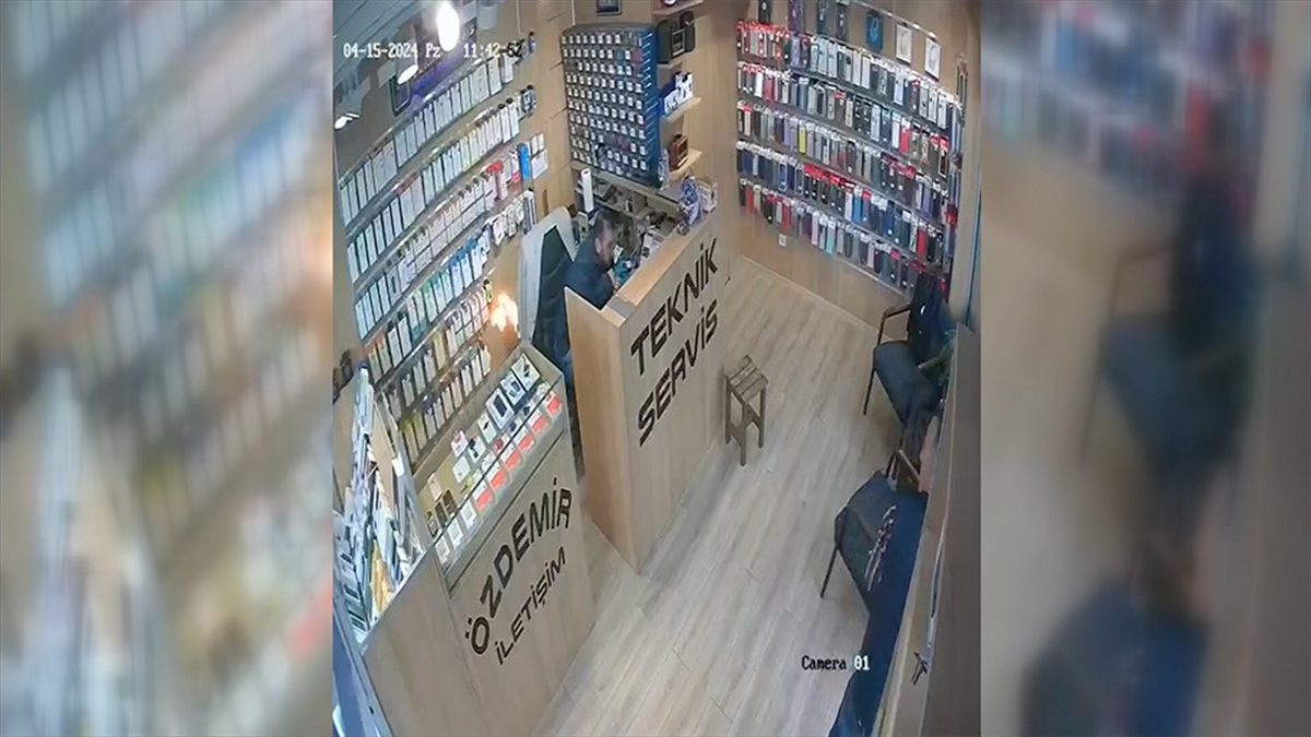 Ordu'da cep telefonu bataryasının patlaması güvenlik kamerasına yansıdı.