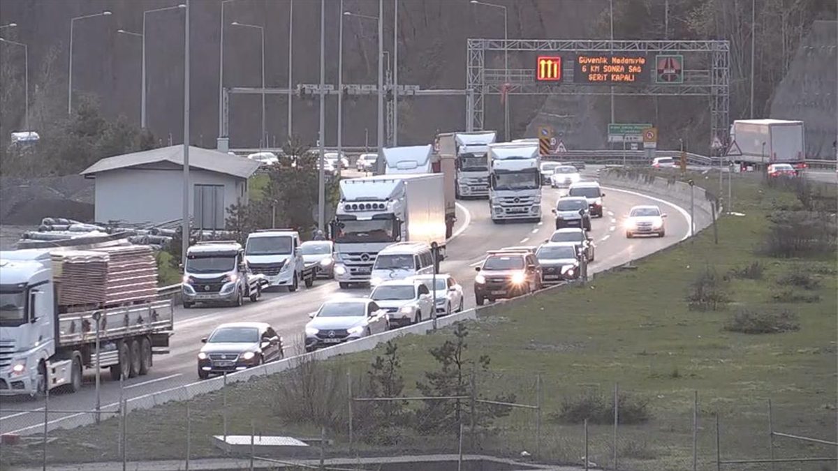Ramazan Bayramı tatili dolayısıyla Anadolu Otoyolu'nun Bolu, Düzce, Kocaeli ve