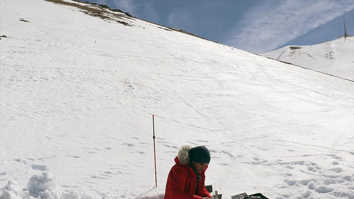 Türkiye'nin önemli kayak merkezlerinden Palandöken'de uzman ekipler, güvenli pistler için
