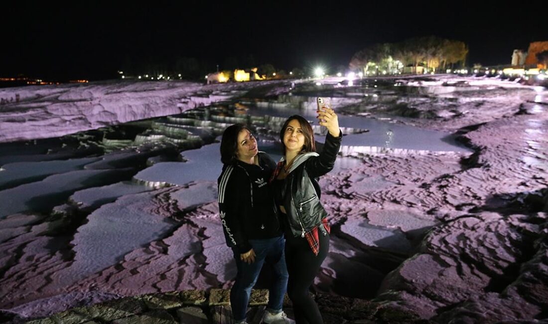 Travertenleri ve Hierapolis antik kentiyle eşsiz zenginliğe sahip Pamukkale, gece