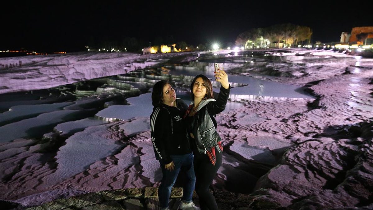 Travertenleri ve Hierapolis antik kentiyle eşsiz zenginliğe sahip Pamukkale, gece