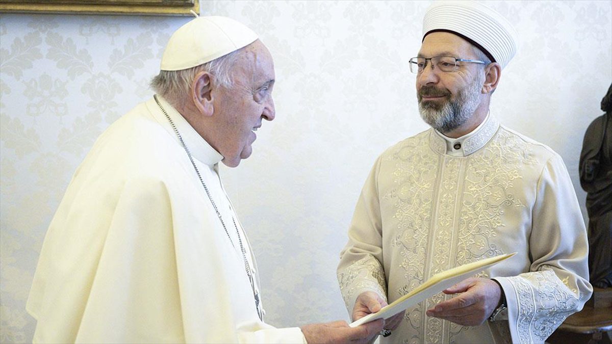 Diyanet İşleri Başkanı Prof. Dr. Ali Erbaş, Papa Franciscus'un, Cumhurbaşkanı
