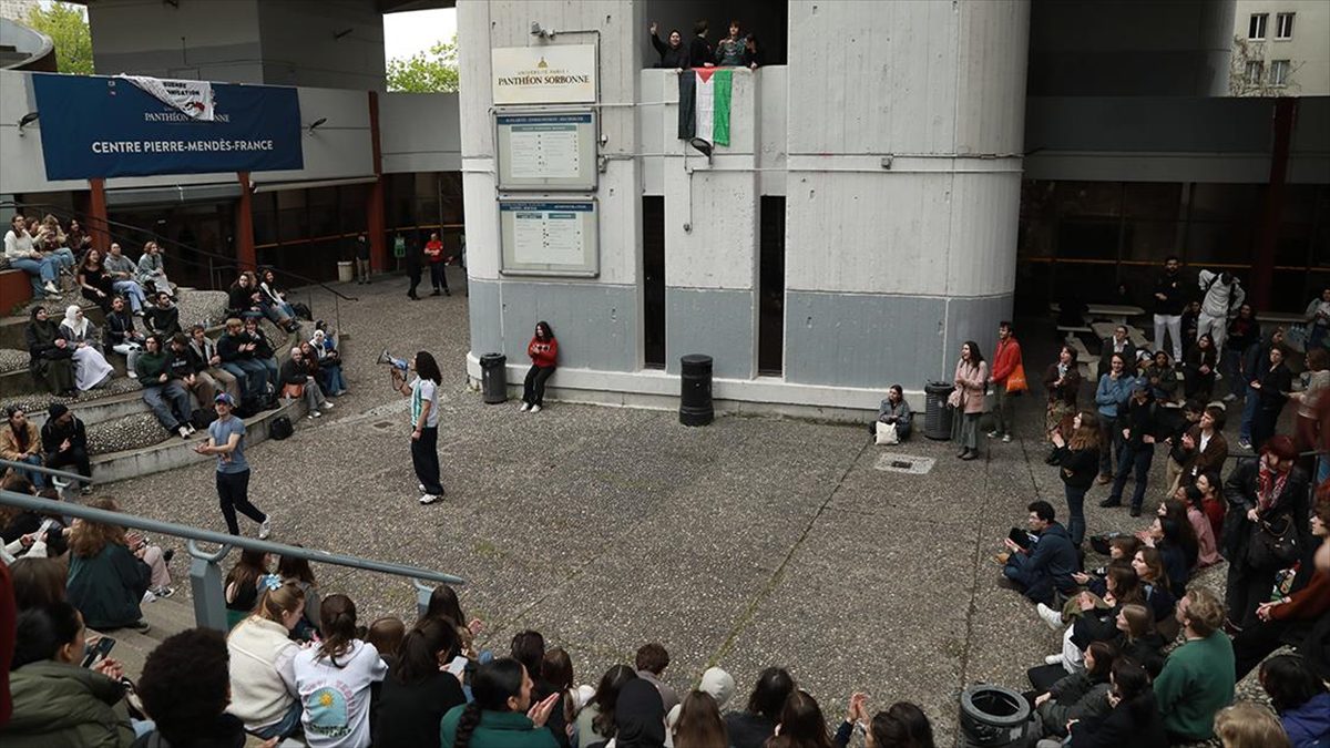 Paris 1 Pantheon-Sorbonne Üniversitesinde öğrenciler, İsrail'in saldırılarına maruz kalan Gazze'de