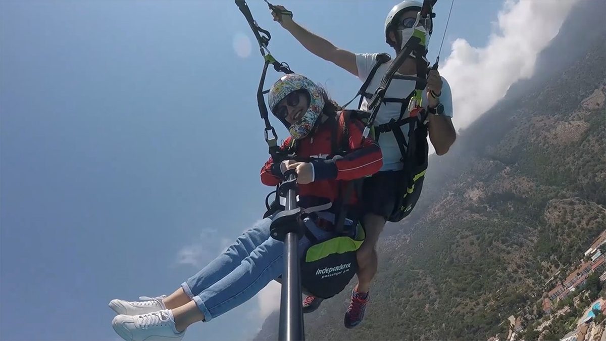 Dünyanın en iyi yamaç paraşütü merkezleri arasında gösterilen Muğla'nın Fethiye