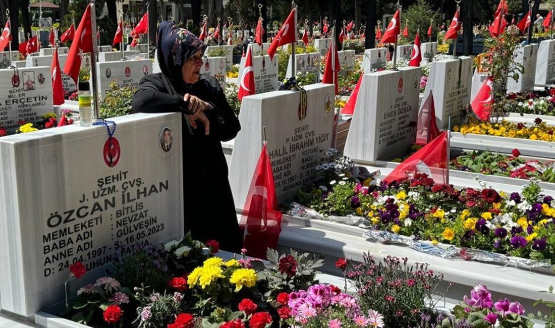 Ramazan Bayramı'nın üçüncü gününde Edirnekapı Şehitliği'ne gelen aileler, kabirleri ziyaret