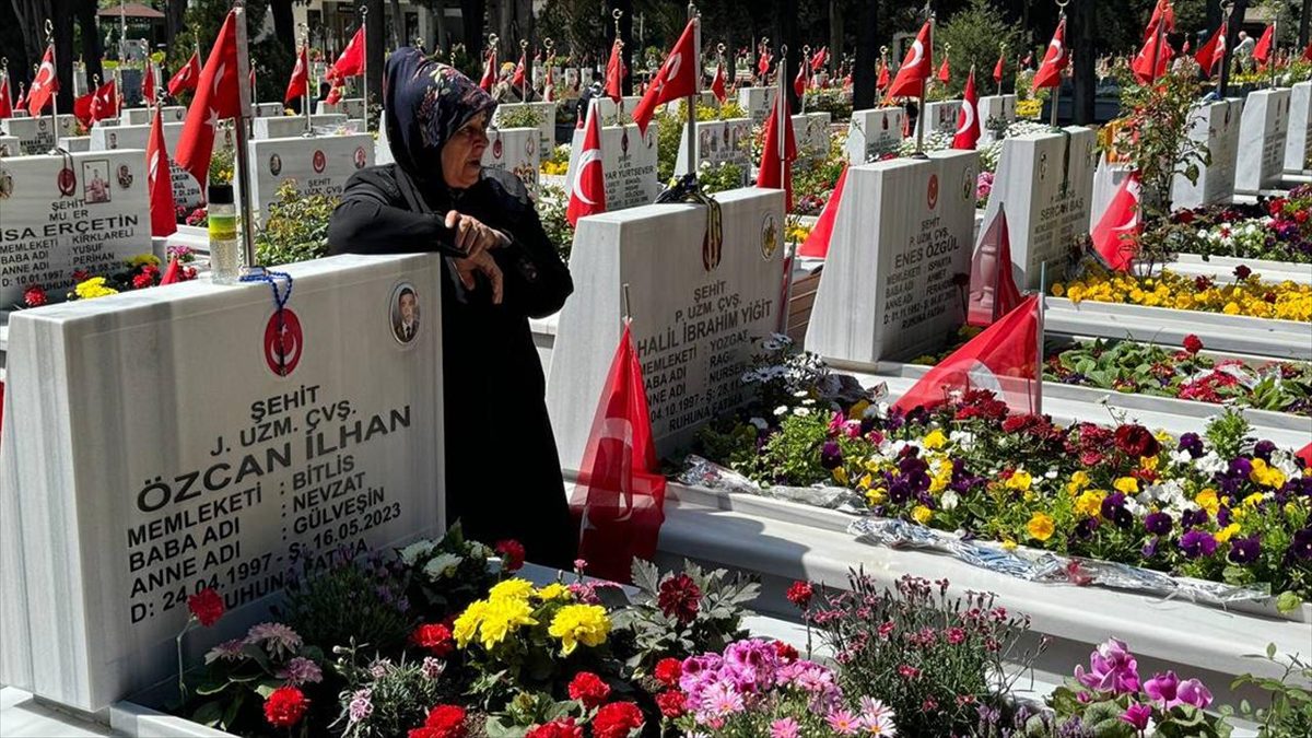 Ramazan Bayramı'nın üçüncü gününde Edirnekapı Şehitliği'ne gelen aileler, kabirleri ziyaret